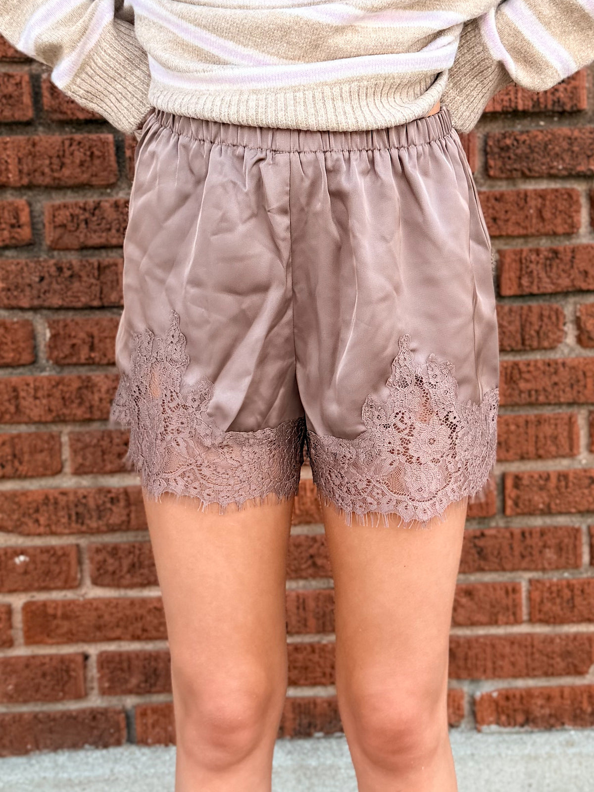 Elastic Waist Mid Rise Lace Trim Shorts