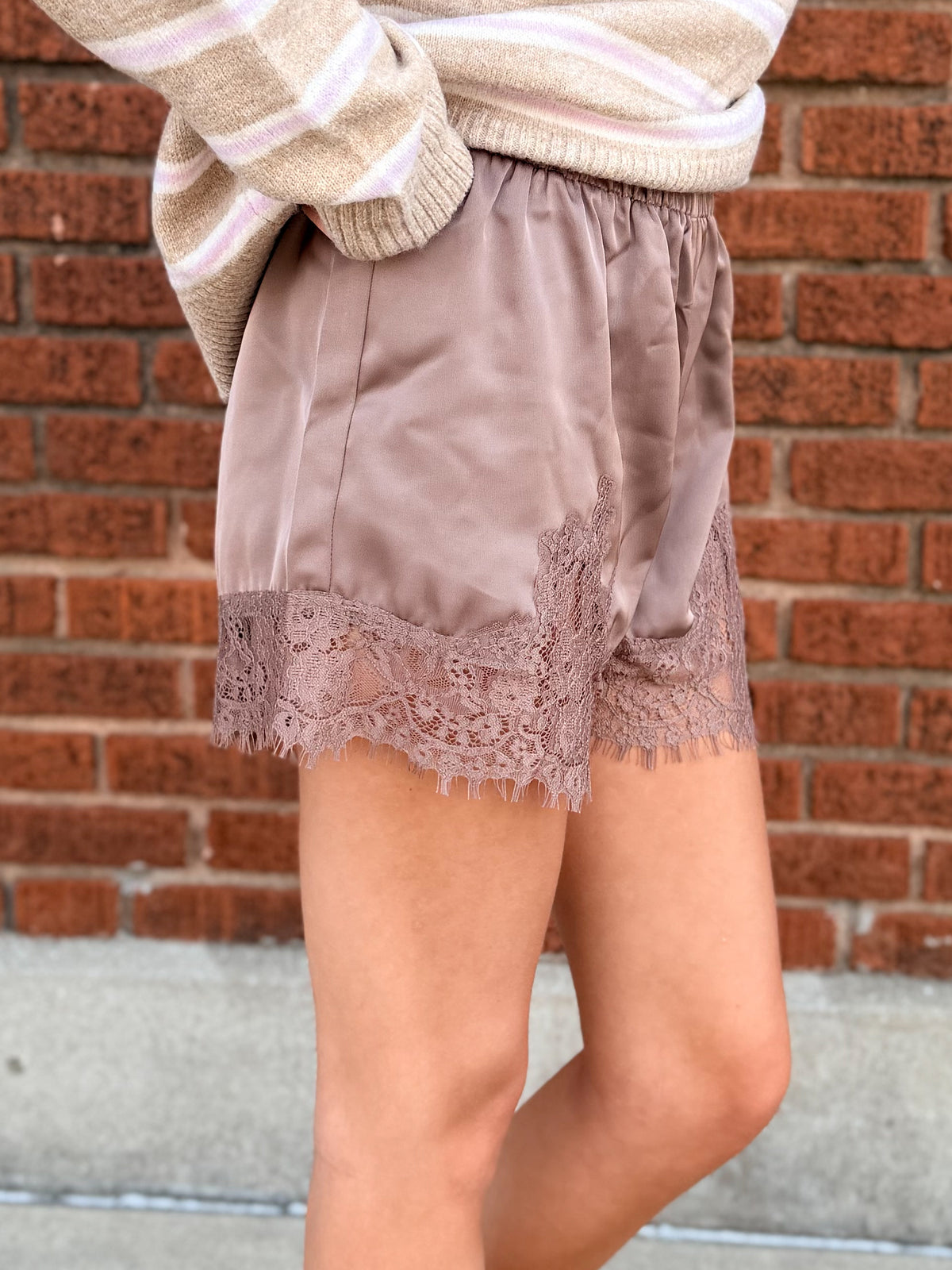 Elastic Waist Mid Rise Lace Trim Shorts